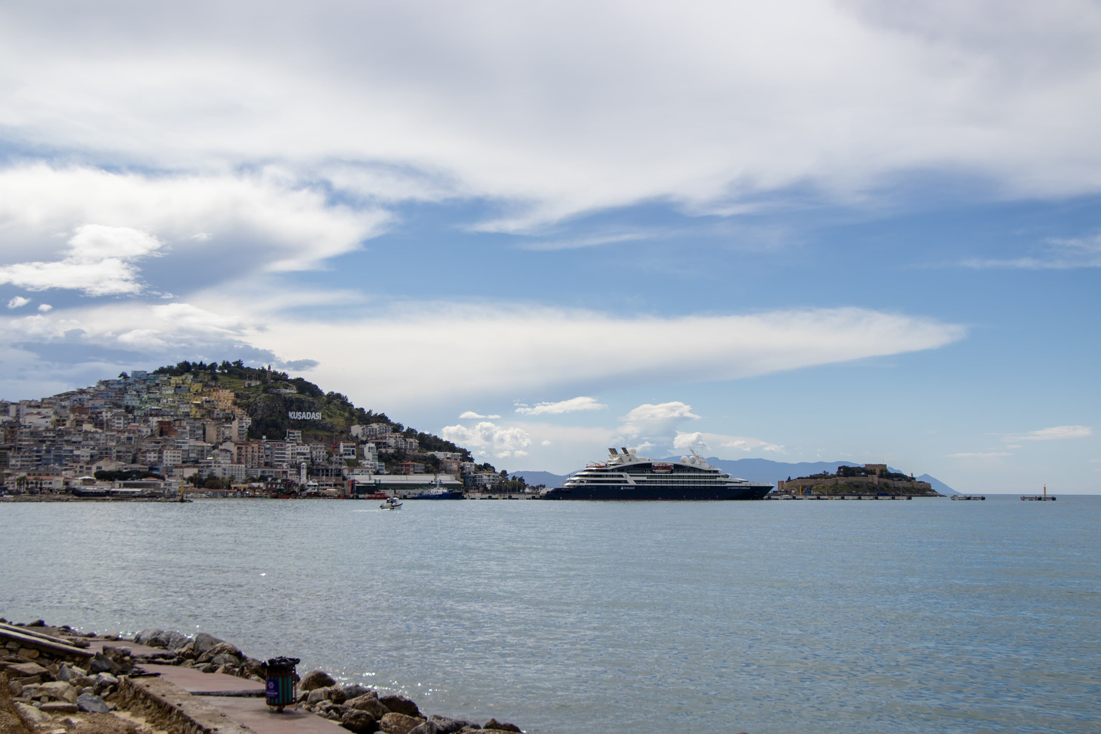 Kuşadası Güvercinada kalesi ve deniz manzarası